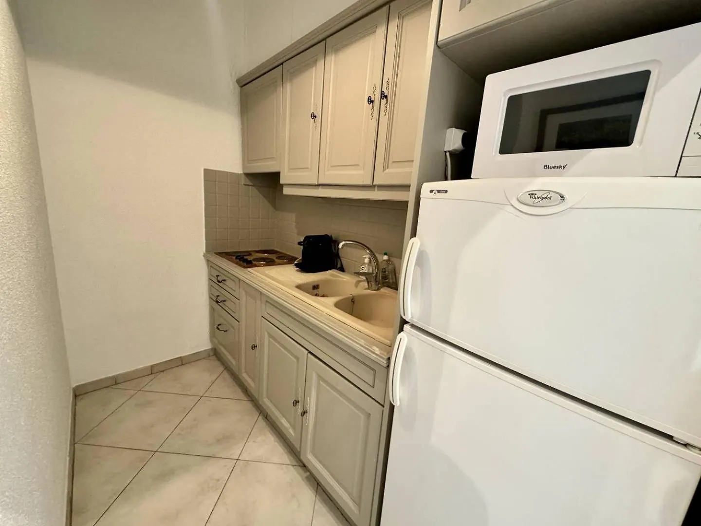 242 Cannes La Croisette - Studio Au Calme Cote Jardin 0*,  Francie